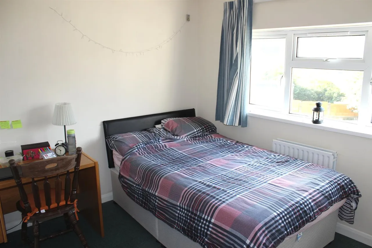 Larchwood Drive, Englefield Green, Egham, Surrey, TW20 0SL, photo 9
