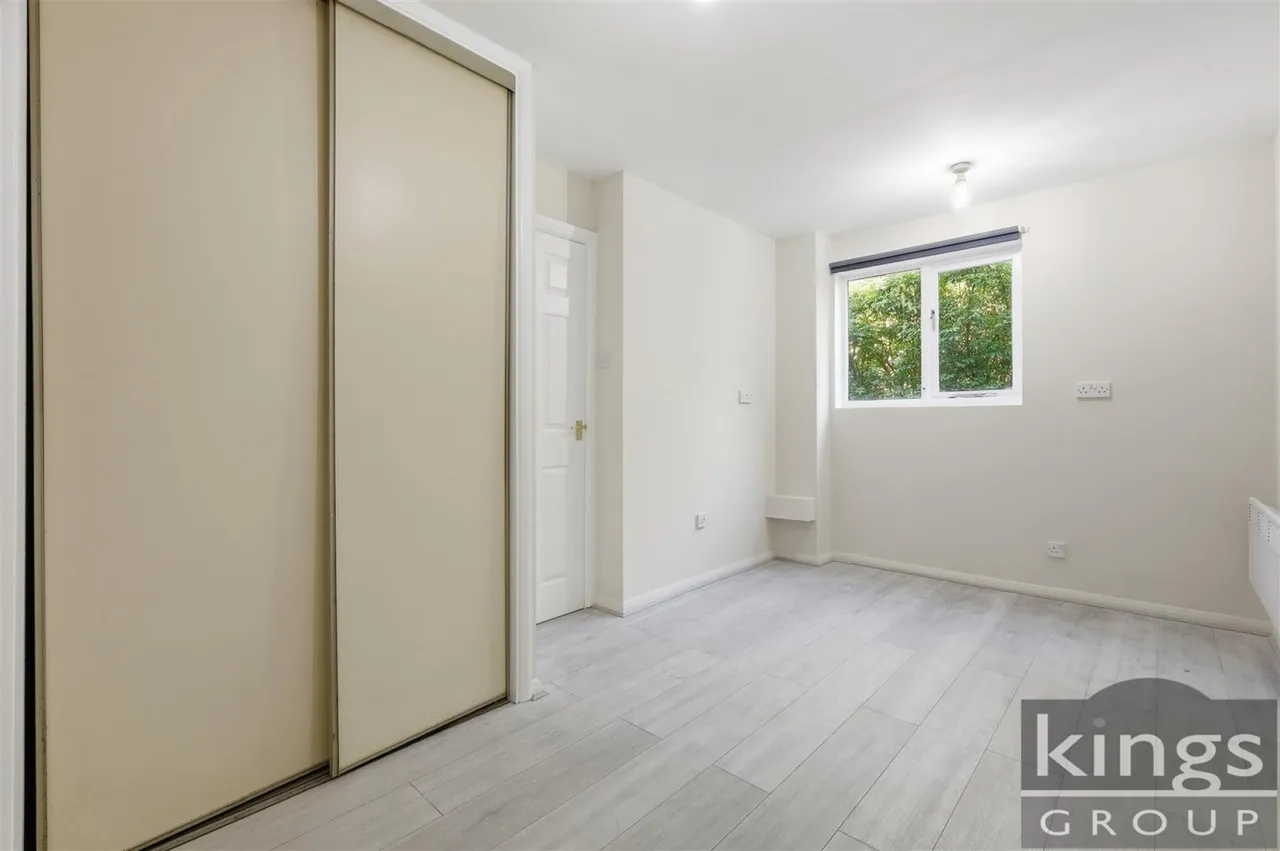 Magpie Close, Enfield, photo 6