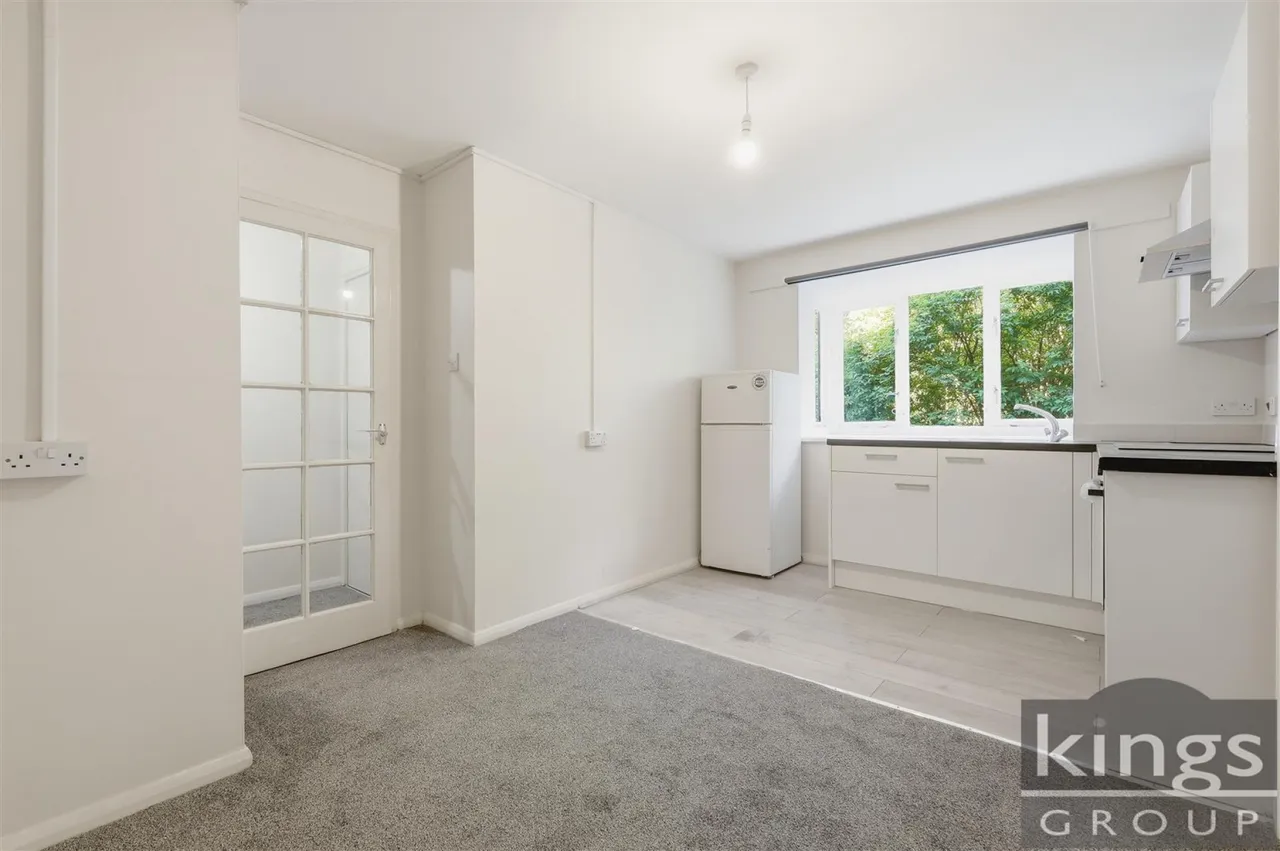 Magpie Close, Enfield, photo 2