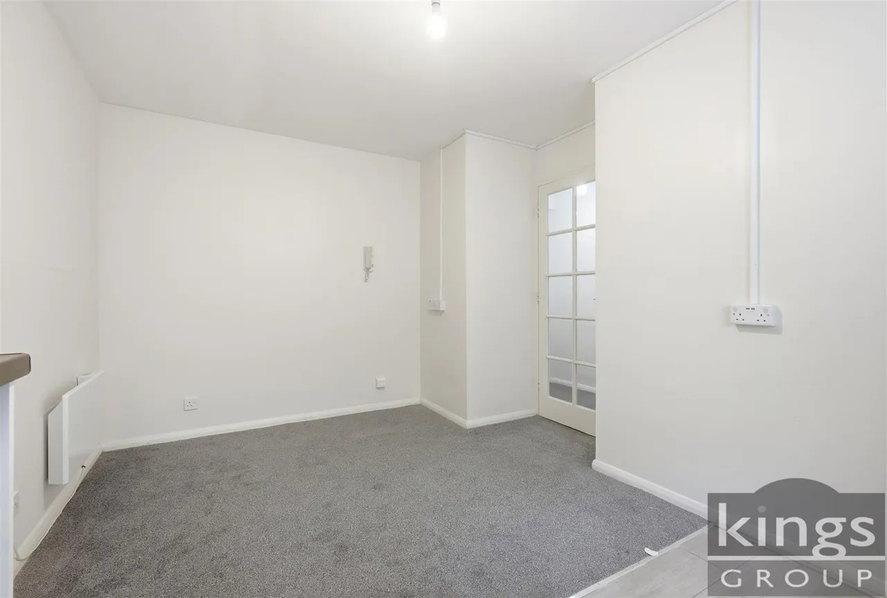 Magpie Close, Enfield, photo 5