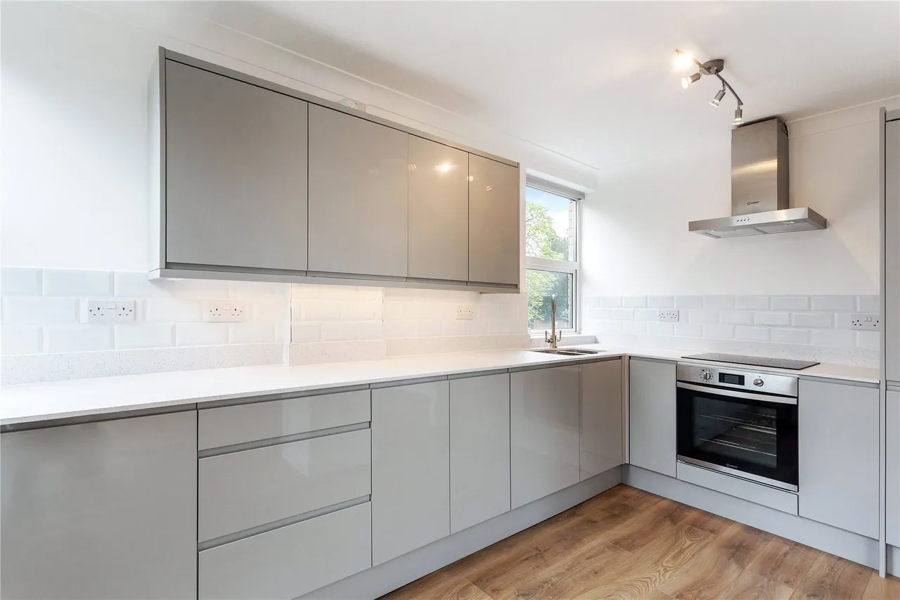 2 bed flat to rent — Woodview Court, Queens Road, Weybridge, KT13