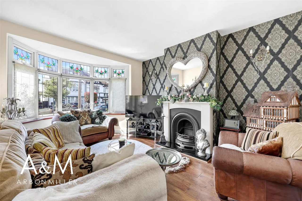 Cleves Walk, Hainault, Essex, Ilford, IG62NQ, photo 2