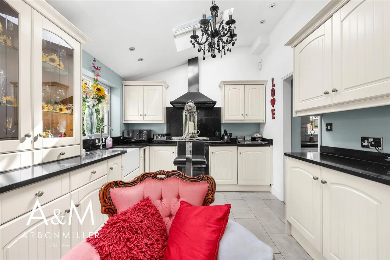 Cleves Walk, Hainault, Essex, Ilford, IG62NQ, photo 8