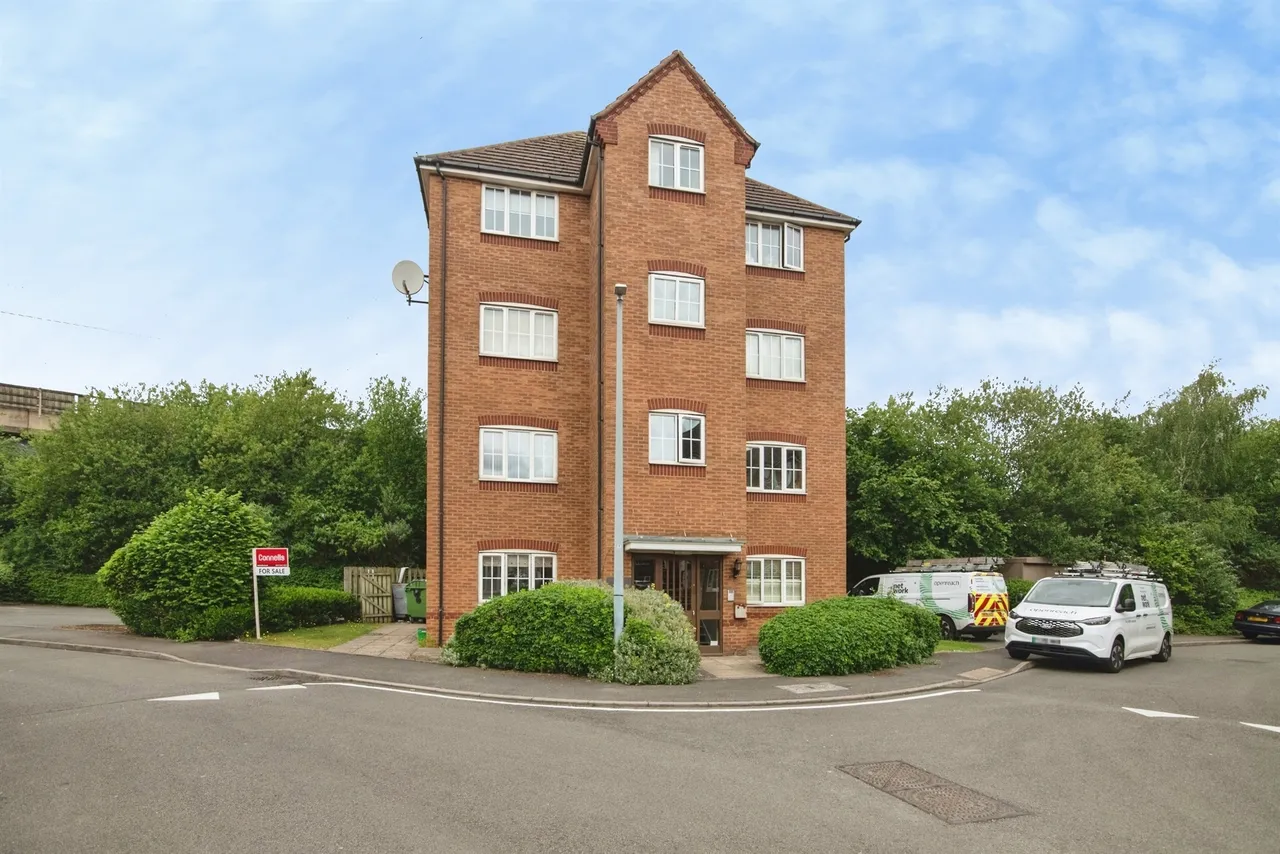 2 bed flat for sale — Ashwood Close, Oldbury
