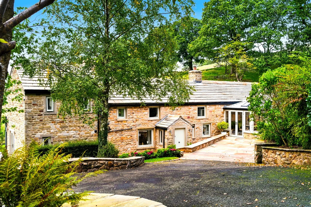 5 bed house for sale, Burnley Road, Cliviger, BB10