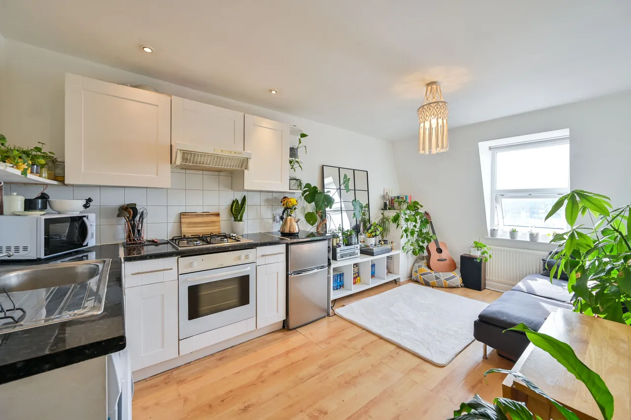 2 bed flat for sale — Flat 5, 114 Peckham High Street, London