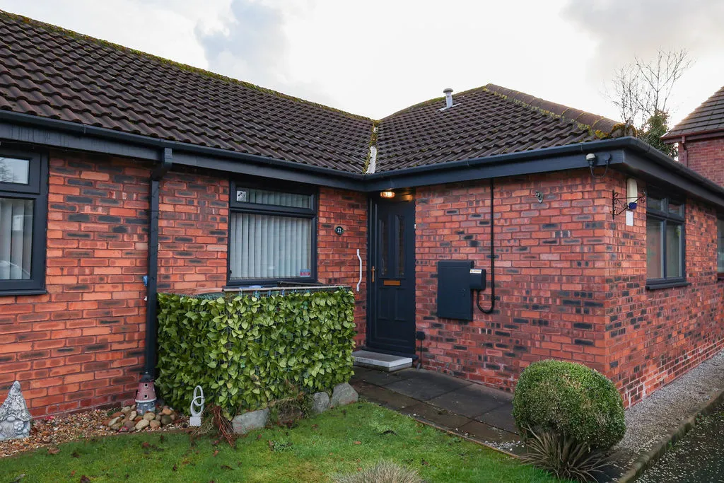 2 bed house for sale — Mulberry Close, Rochdale OL11 3TS