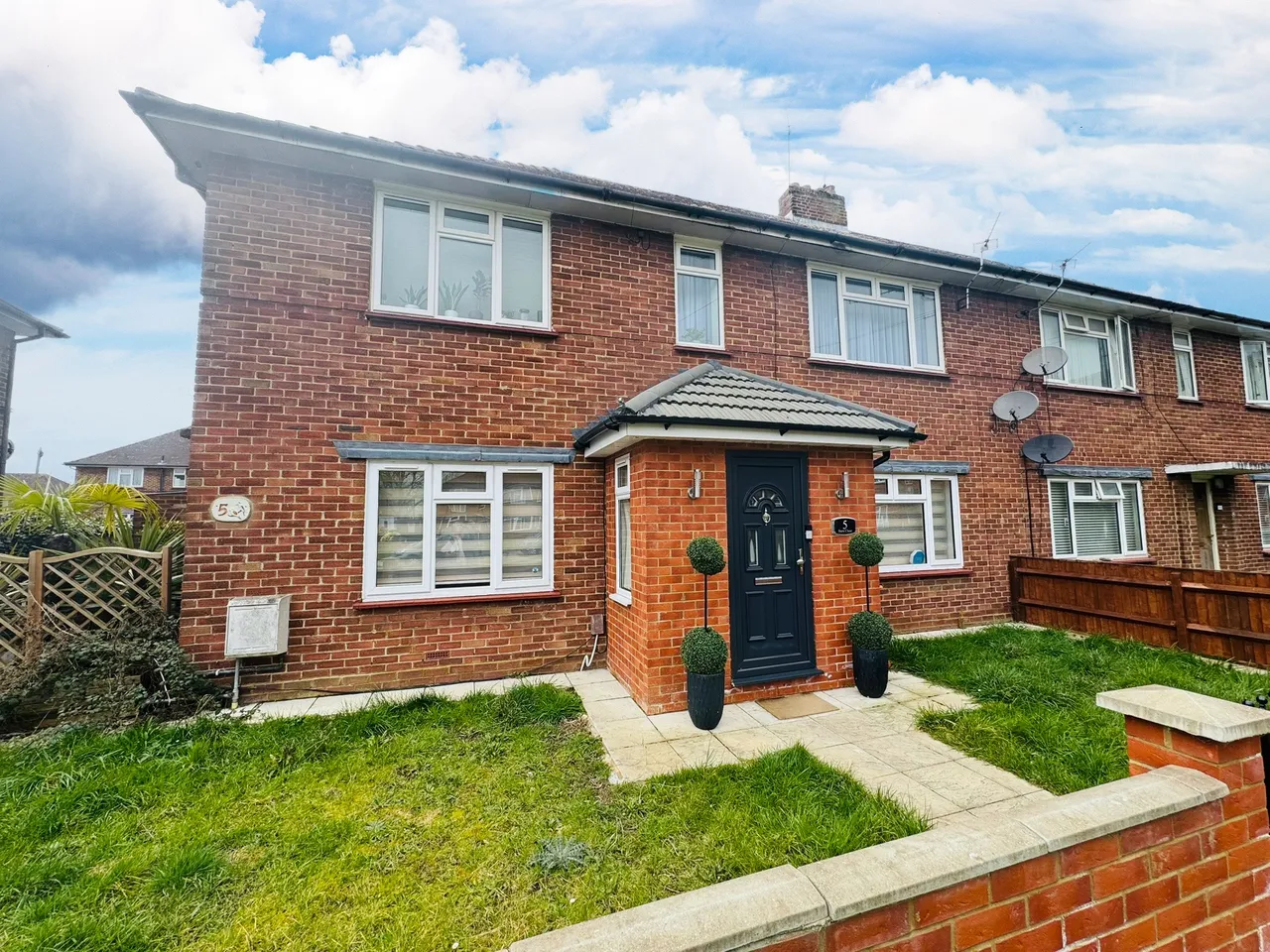 2 bed flat for sale, Barn Close, Northolt, UB5