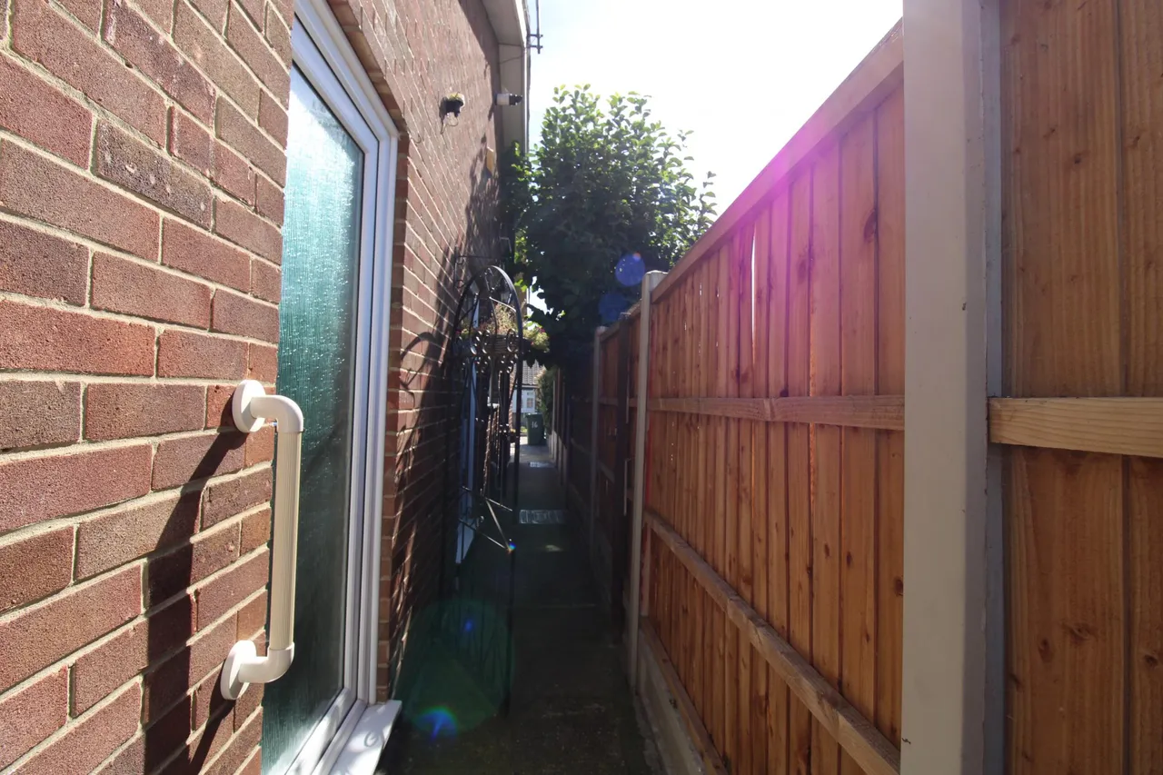 Essex Gardens, Stanford-le-hope, SS17, photo 13