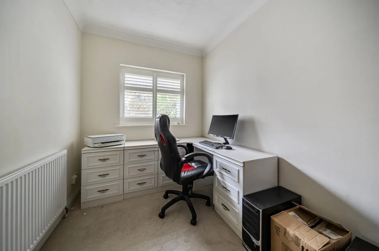 Reading Road South, Church Crookham, Fleet, Hampshire, GU52 6AB, photo 13