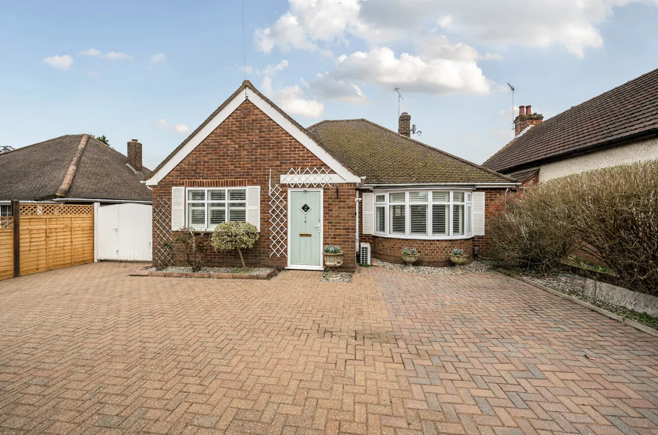 4 bed house for sale — Reading Road South, Church Crookham, Fleet, Hampshire, GU52 6AB