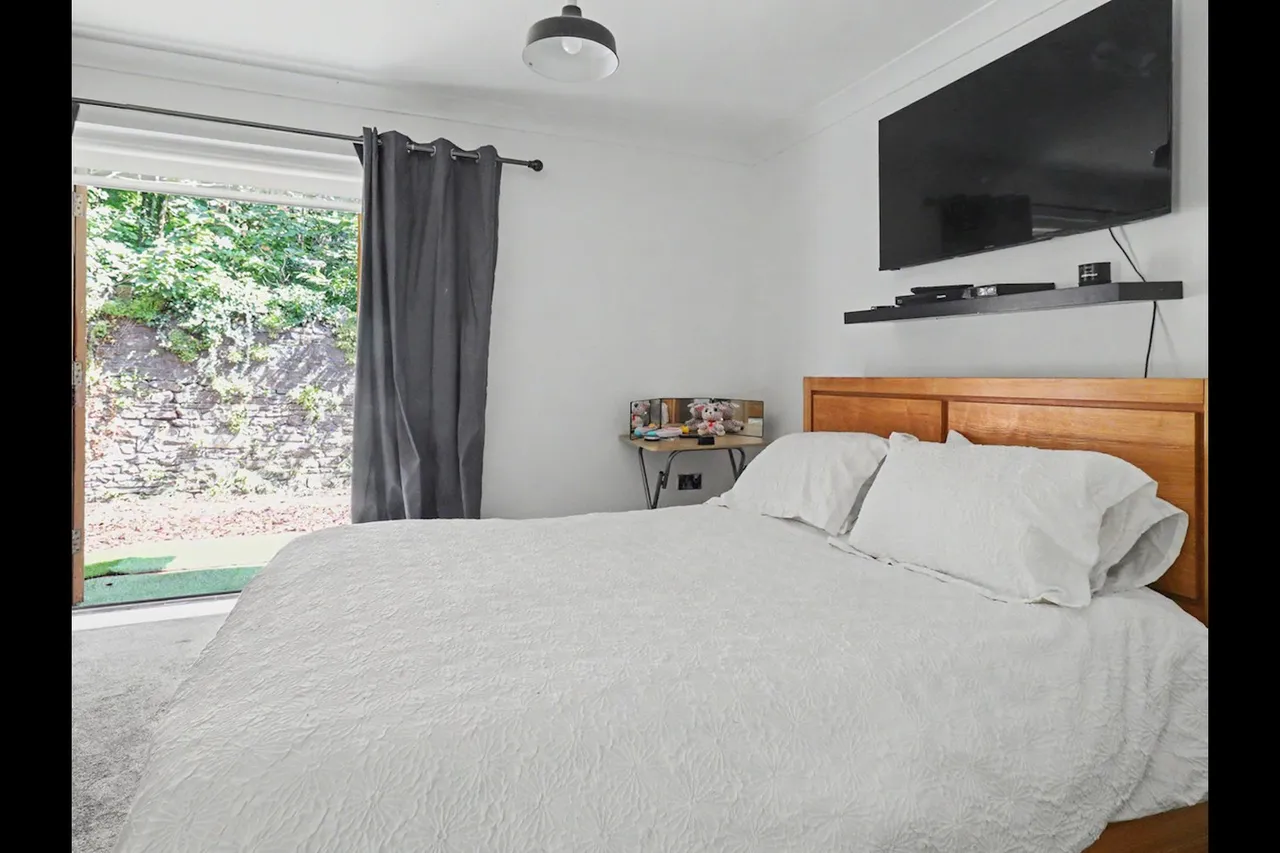 Fields Park Road, Newport, NP20, photo 11