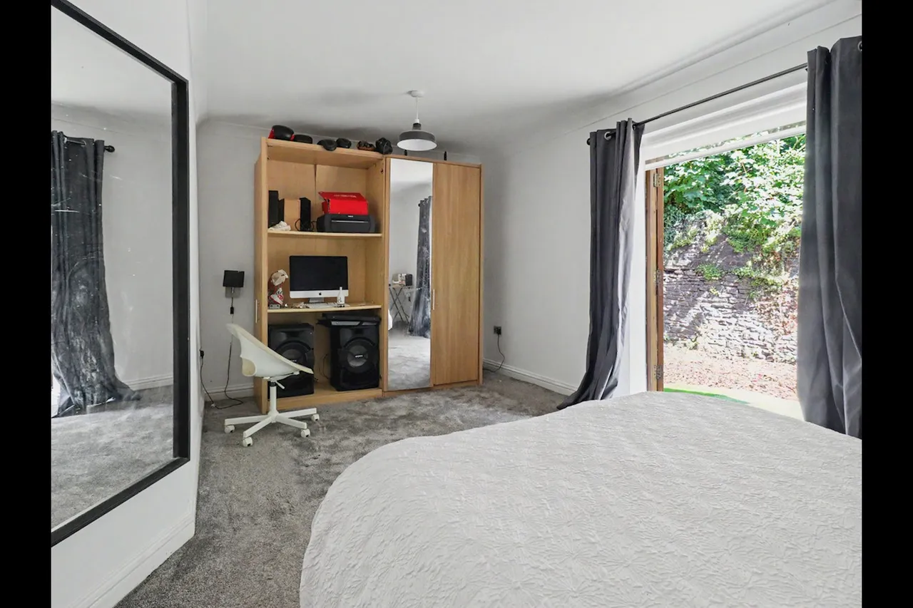 Fields Park Road, Newport, NP20, photo 12