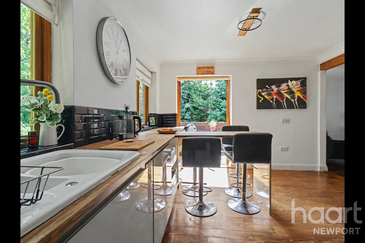 Fields Park Road, Newport, NP20, photo 5
