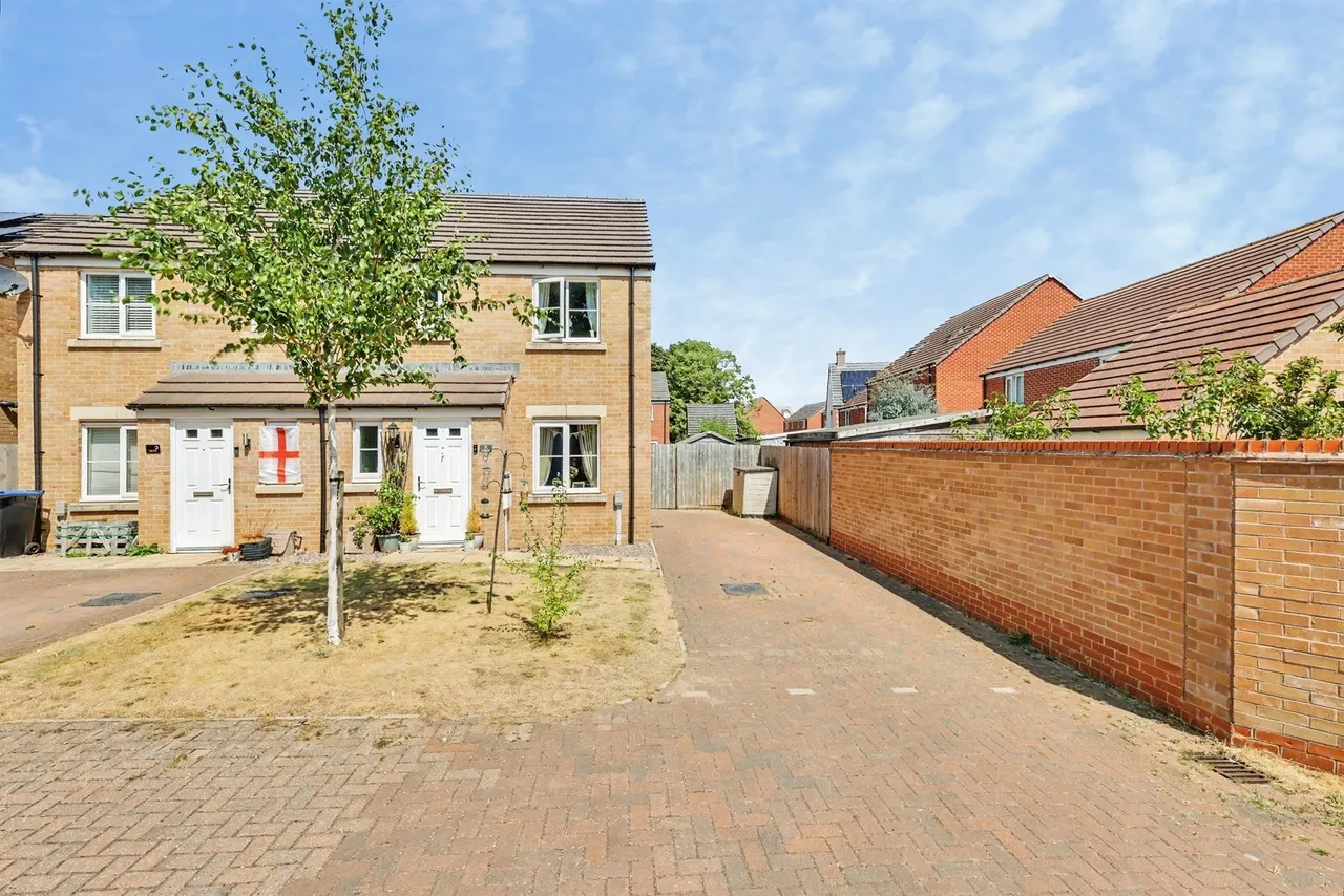 3 bed house for sale — Aviary Row, Northampton