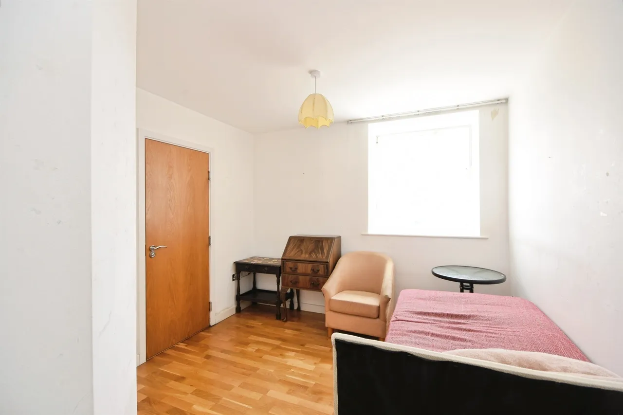 New Road, BRENTWOOD, photo 10