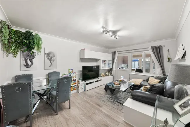2 bed flat for sale — Melina Close, Hayes