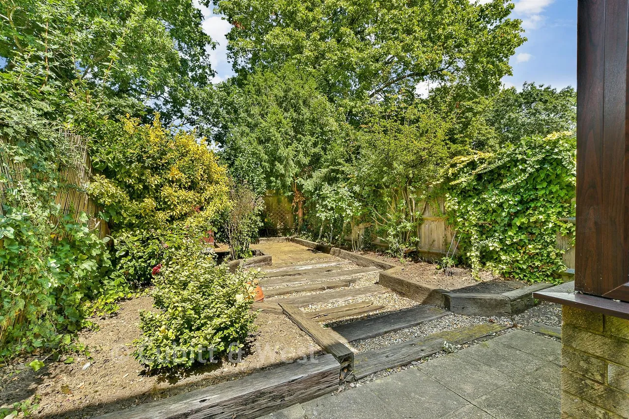Fieldview, Langshott, RH6, photo 11