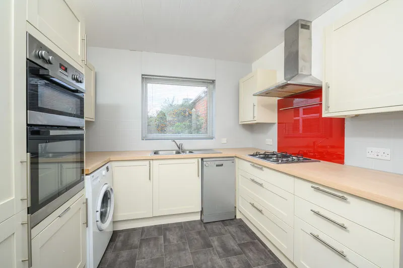 Farleigh Road, New Haw KT15 3HR, photo 2