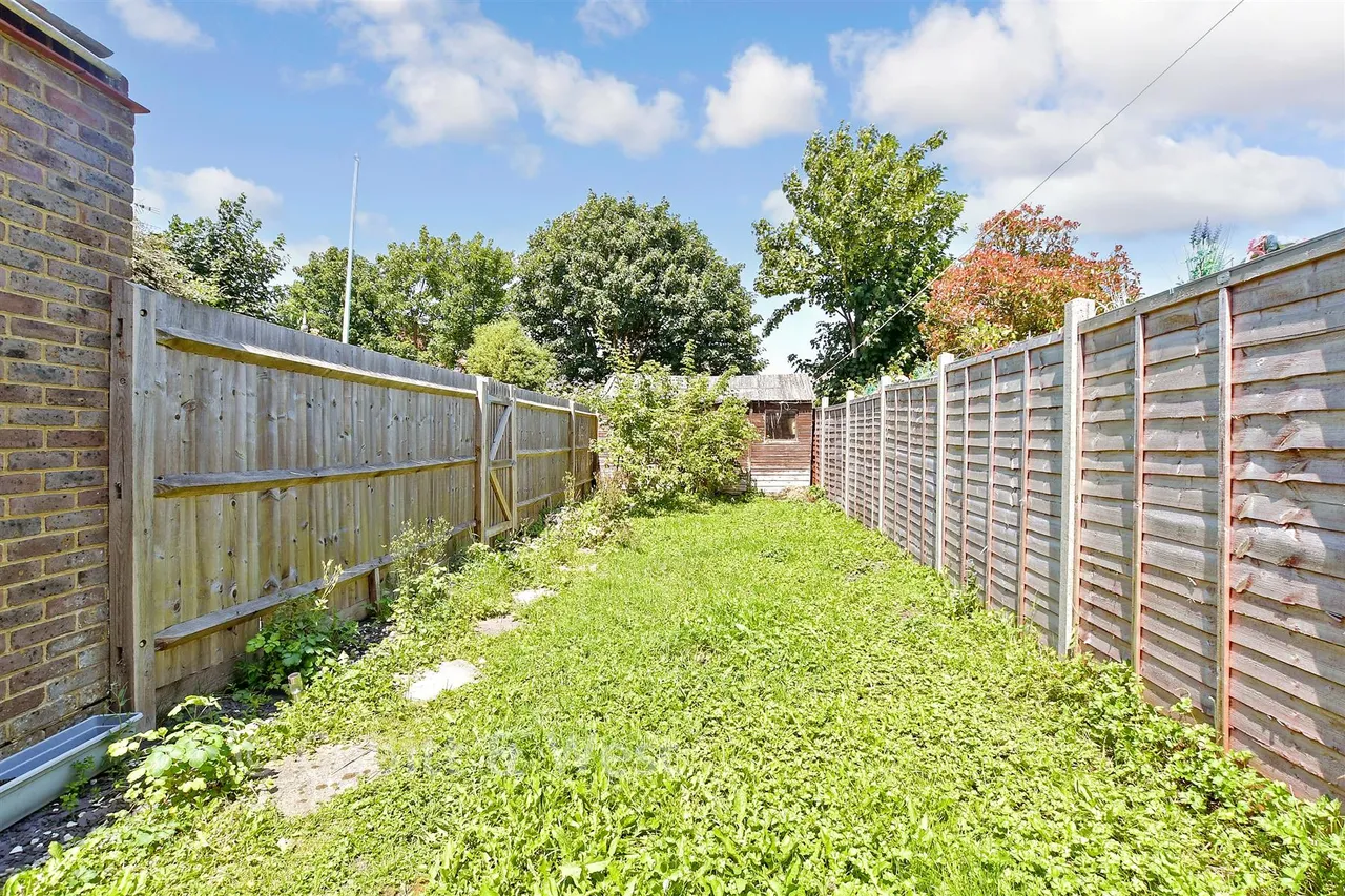 West Street, Crawley, RH11, photo 2