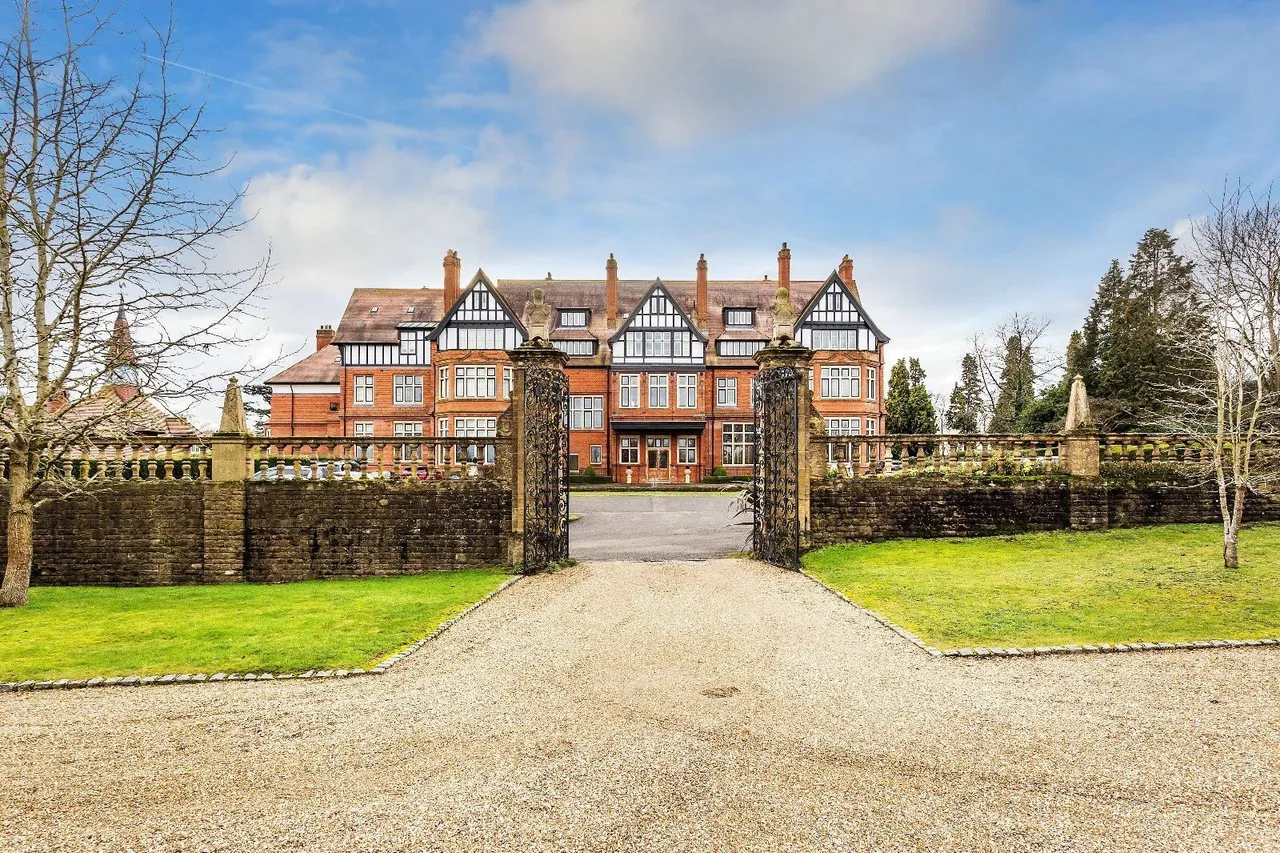 2 bed property for sale, Ockham Lane, Cobham, KT11