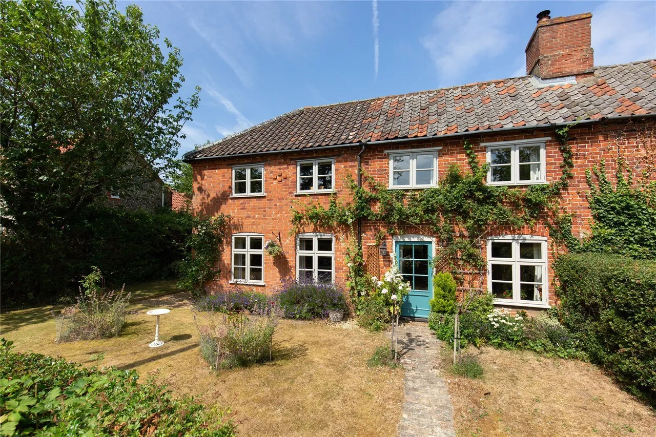 3 bed property for sale, North Barningham Road, Bessingham, NR11