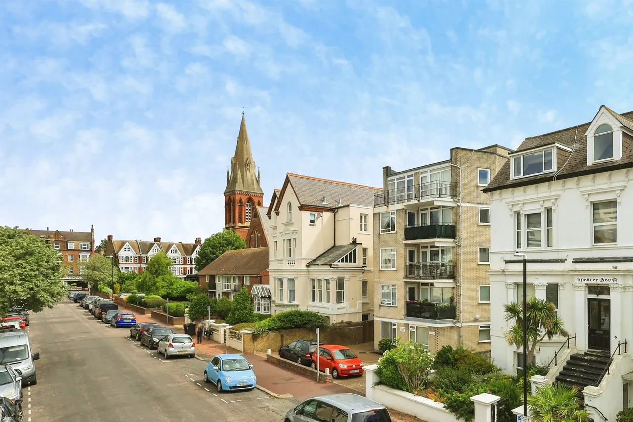 1 bed flat for sale, Spencer Road, Eastbourne, BN21