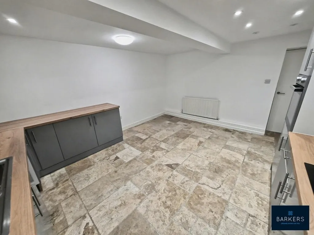 Bradford Road, Batley WF17 8HF, photo 3