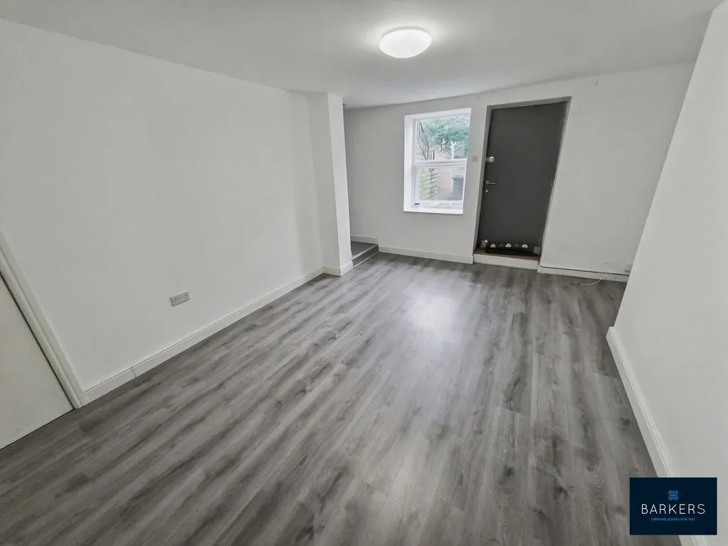 Bradford Road, Batley WF17 8HF, photo 4