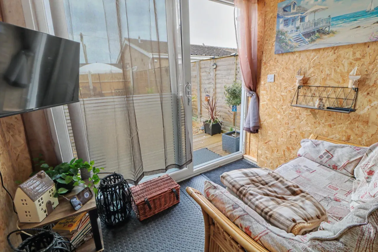 Owens Close, Long Stratton, photo 23
