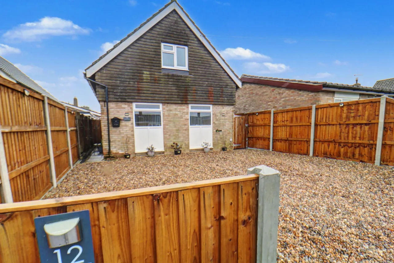 Owens Close, Long Stratton, photo 26