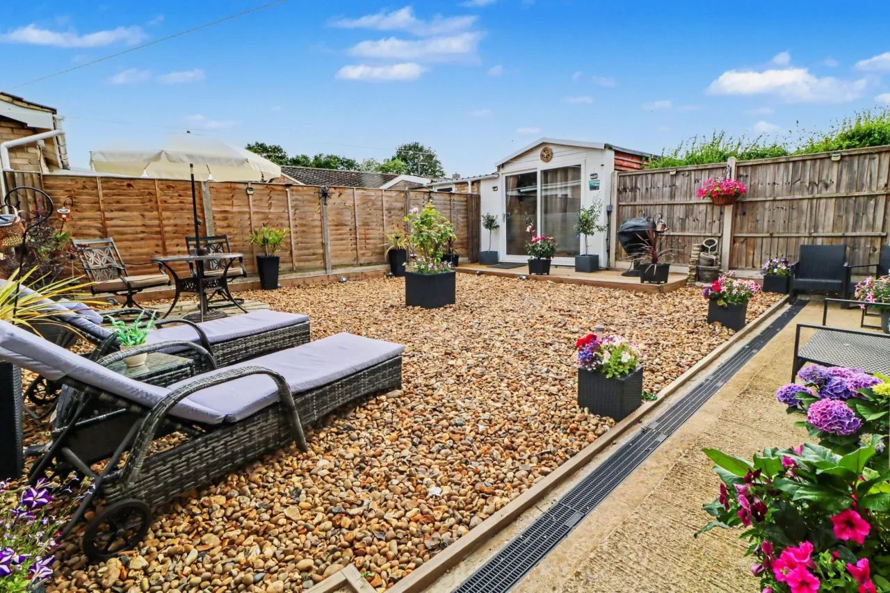 Owens Close, Long Stratton, photo 25