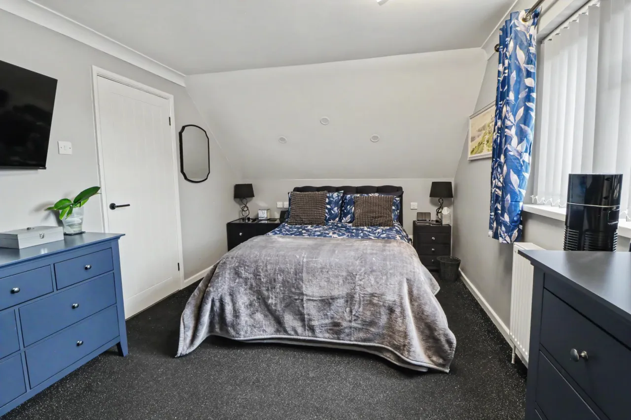Owens Close, Long Stratton, photo 15