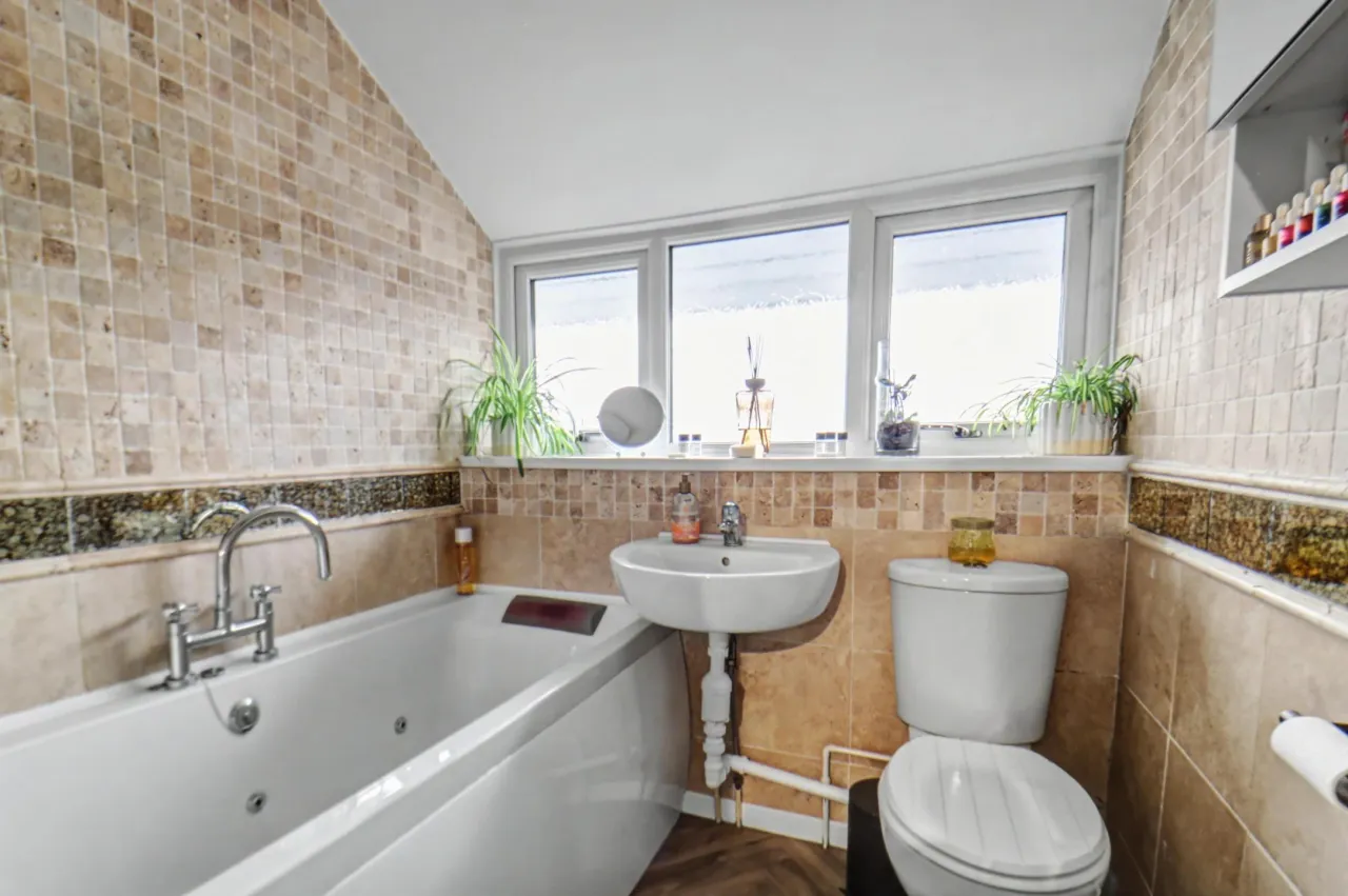 Owens Close, Long Stratton, photo 21