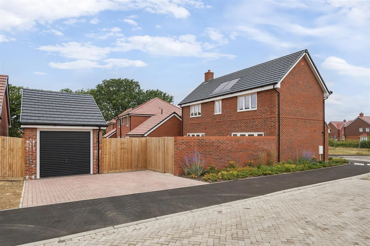 Maddoxford Gardens, Boorley Green, photo 12