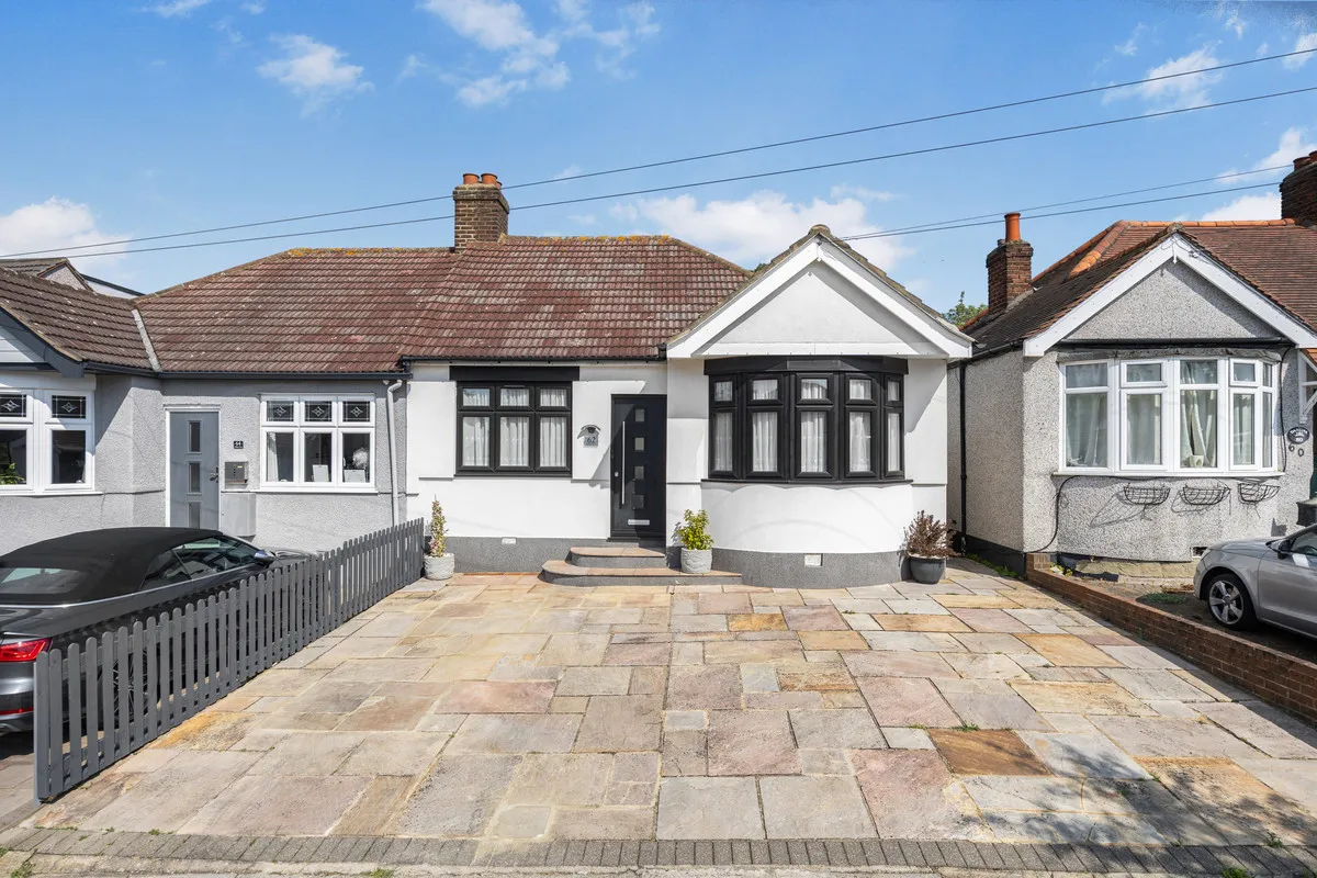 2 bed house for sale — Hillfoot Road, Romford, RM5 3LL