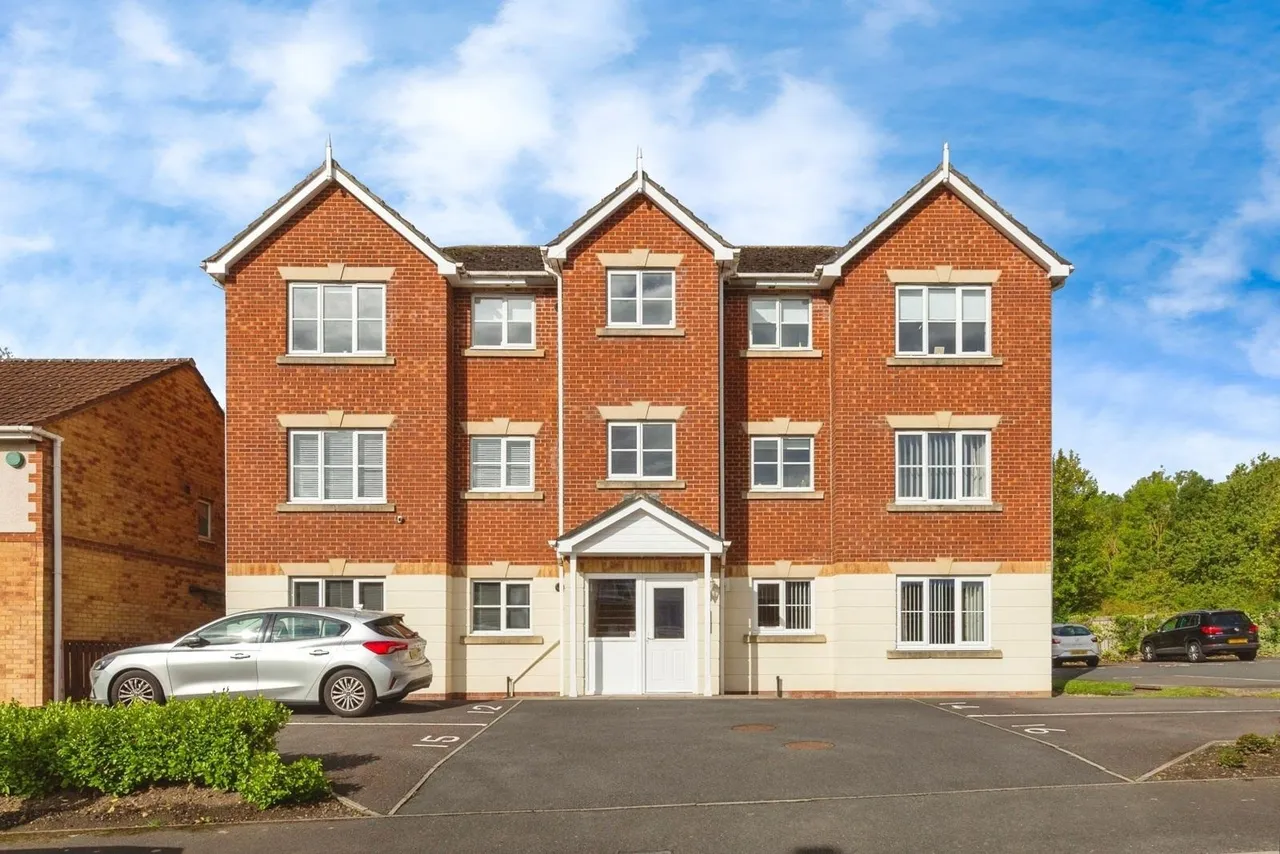 2 bed flat to rent — Glamis Court, Woodstone Village