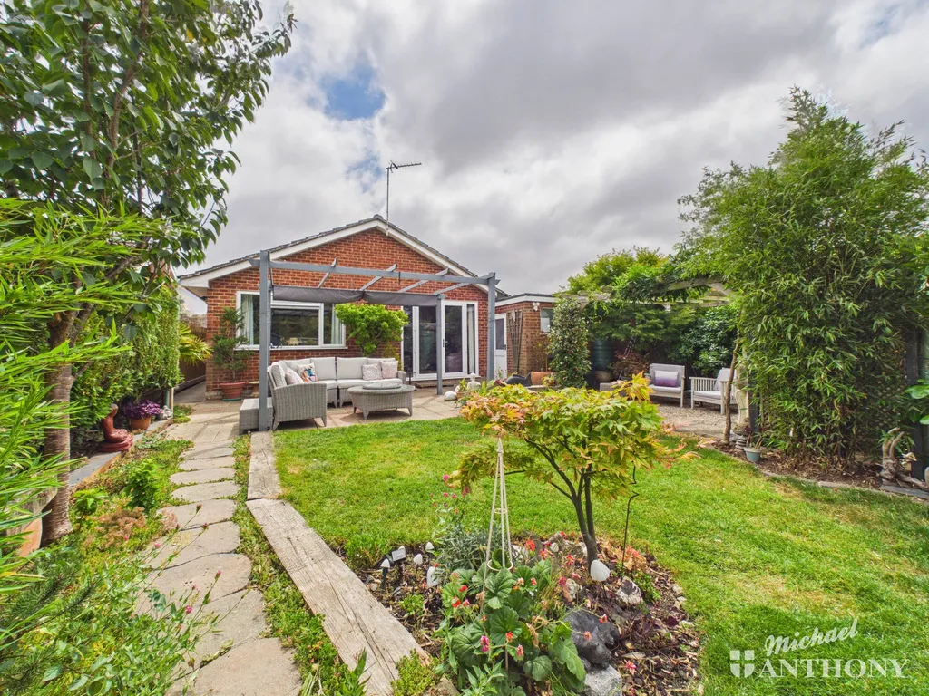 Irvine Drive, Stoke Mandeville, Aylesbury, HP22 5UN, photo 9