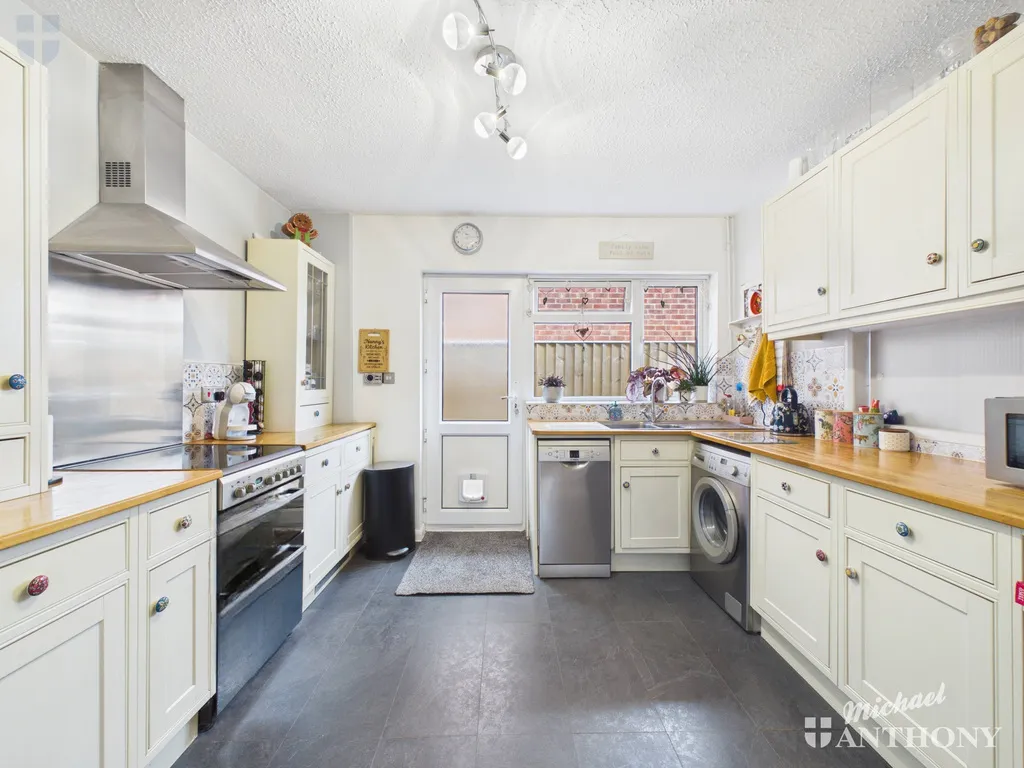 Irvine Drive, Stoke Mandeville, Aylesbury, HP22 5UN, photo 2