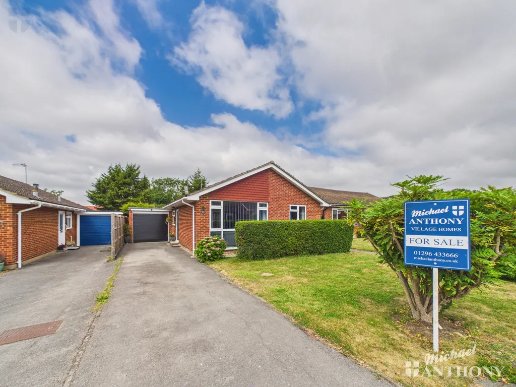 2 bed house for sale — Irvine Drive, Stoke Mandeville, Aylesbury, HP22 5UN