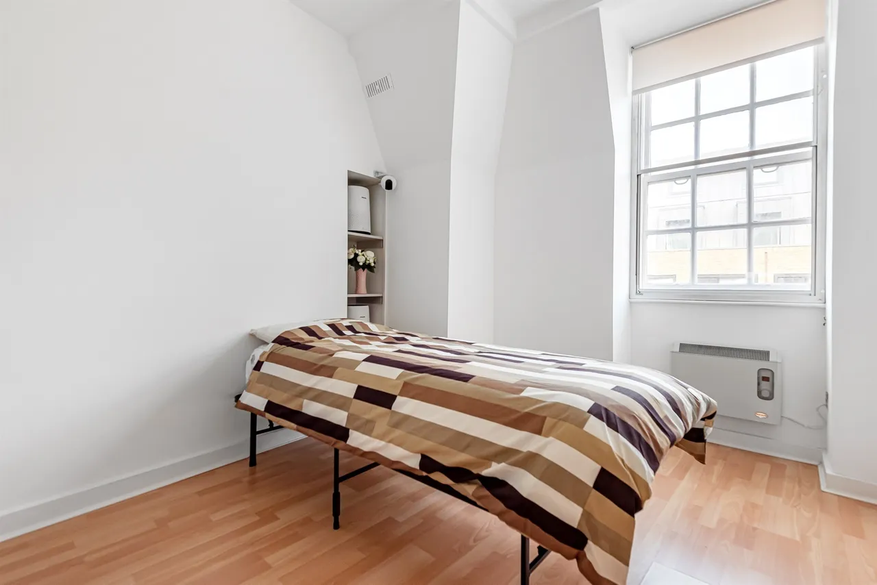 Shepherds Bush Road, London, W6, photo 4