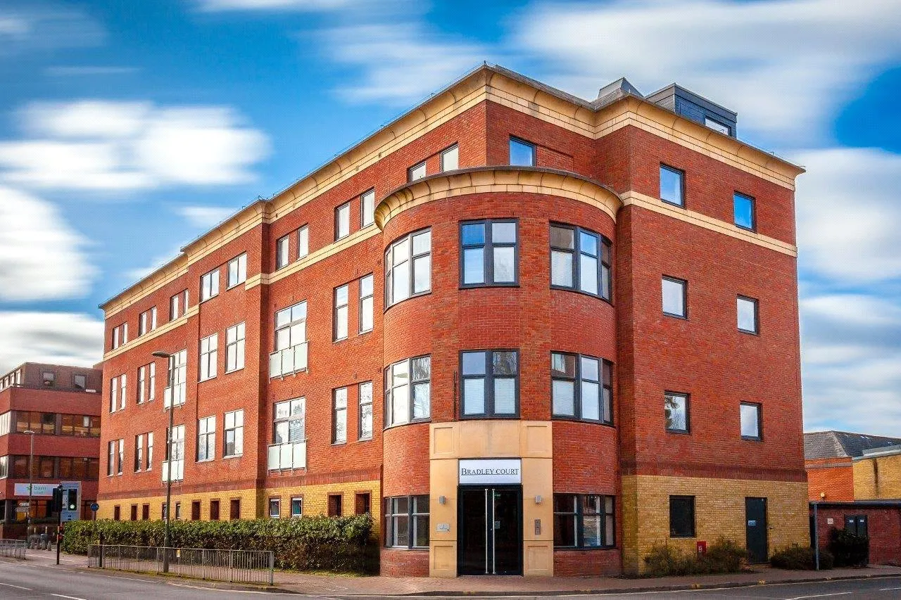 2 bed flat to rent — Knoll Road, Camberley, Surrey, GU15 3BP