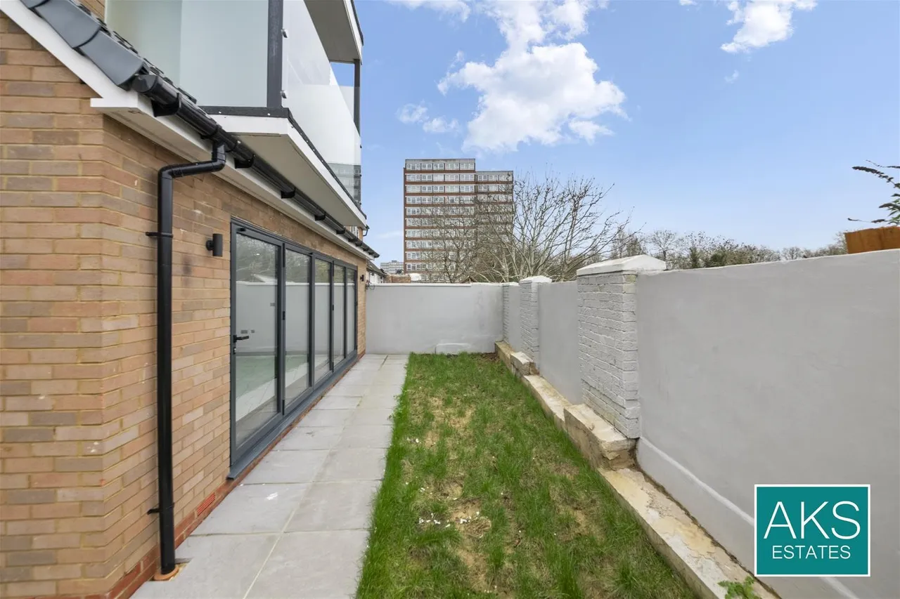 Panhard Place, Southall, photo 11