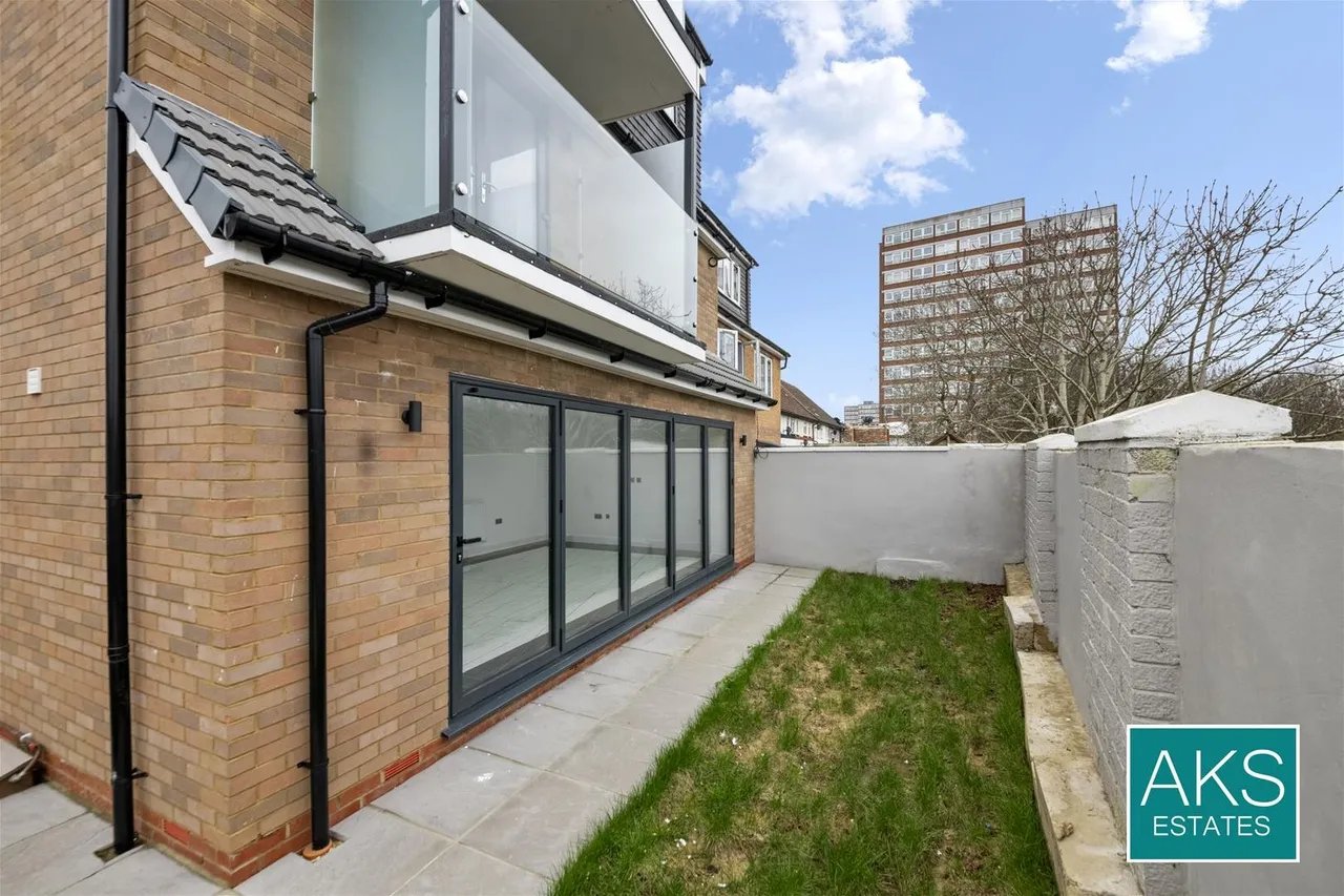 Panhard Place, Southall, photo 12