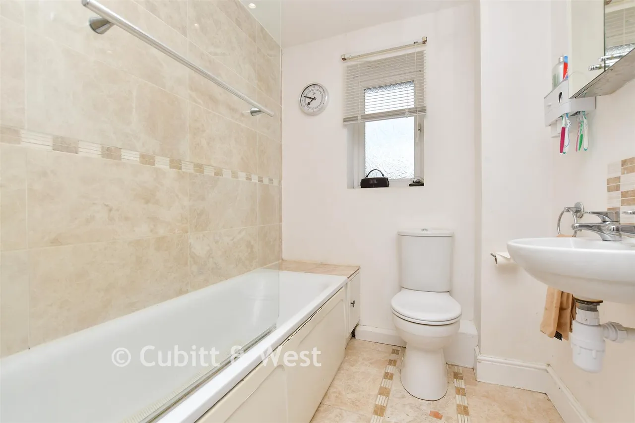 Oswald Close, Fetcham, KT22, photo 6