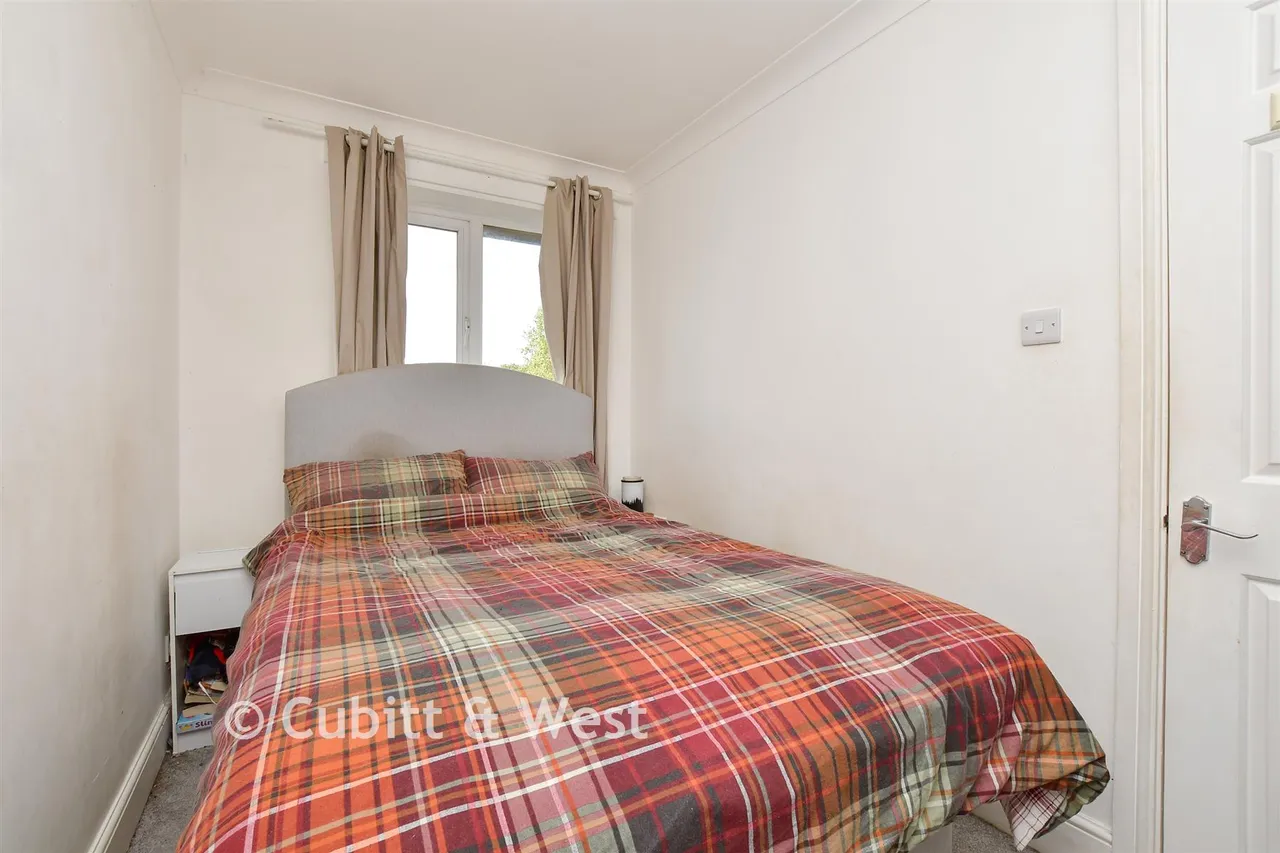 Oswald Close, Fetcham, KT22, photo 5