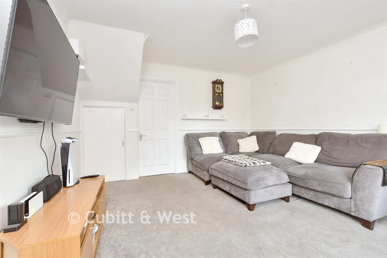 Oswald Close, Fetcham, KT22, photo 2
