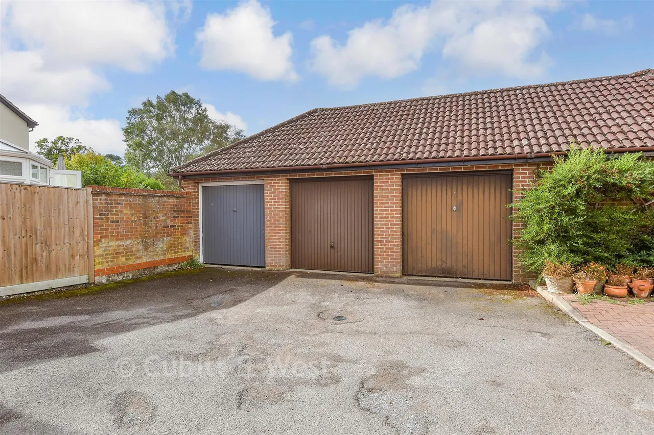 Oswald Close, Fetcham, KT22, photo 10