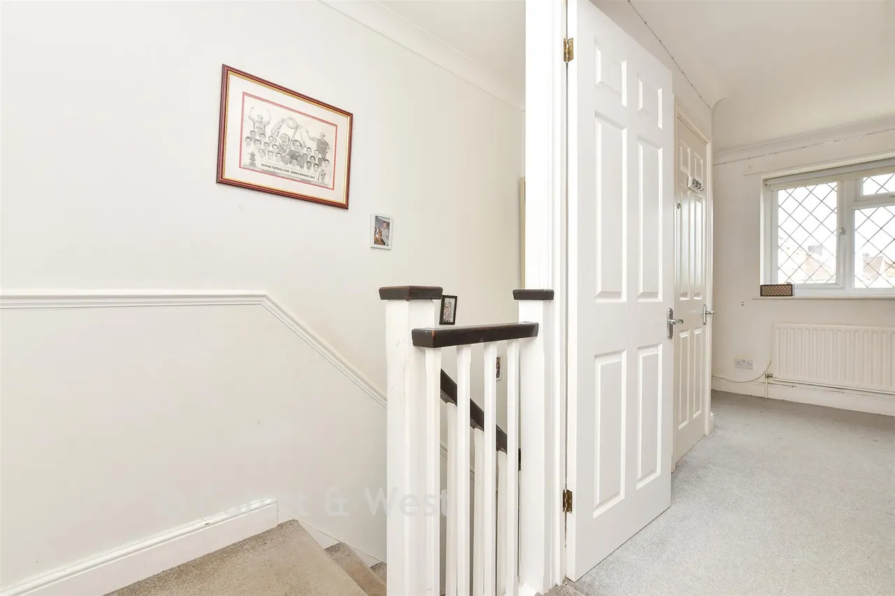 Oswald Close, Fetcham, KT22, photo 7