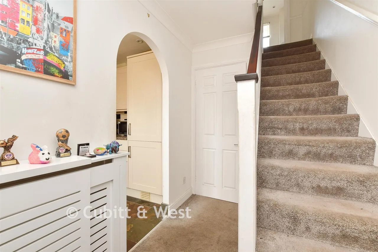 Oswald Close, Fetcham, KT22, photo 8